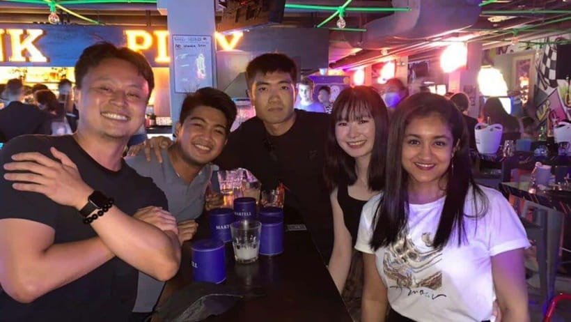 Party Singapore Bespoke Pub Crawl - Free shots, drink deals, and the real value of $30