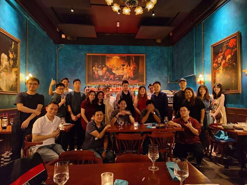 Party Singapore Bespoke Pub Crawl - Who should book, and who should skip it