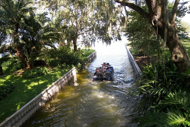 Pontoon Pub Crawl, 5 Lakeside Pubs and Restaurants Visit by Boat - A boat ride that happens to include five pubs