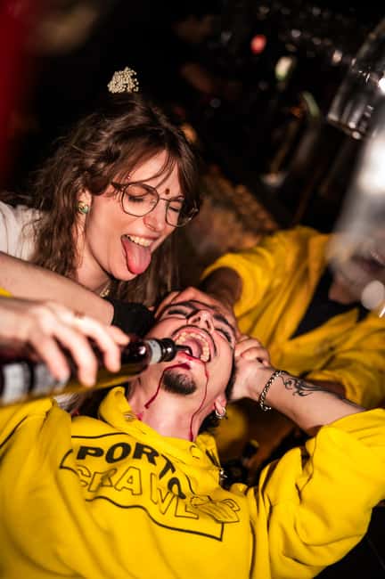 Porto: 4 Bar Pub Crawl, 7 Drinks, & Skip-the-Line Club Entry - A social start at Fonte dos Leões