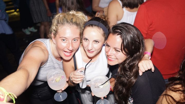 Porto: Pub Crawl with 6 Drinks and VIP Club Entry - Starting under the red umbrella at 10:30 p.m.
