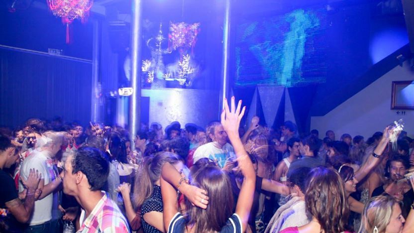 Porto: Pub Crawl with 6 Drinks and VIP Club Entry - Why solo participants often fit in well