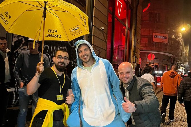 Porto Pubcrawl: 5h,7 Drinks,4 bars &Skip the line Club Entry - Finding the yellow shirts at Fonte dos Leões