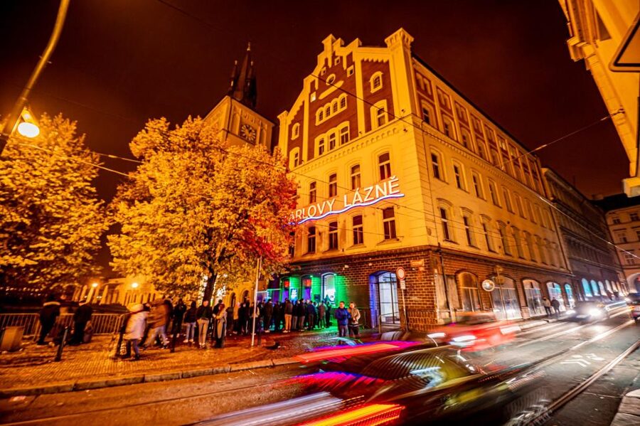 Prague: Entry ticket to Ice Pub Prague with Nightclub Option - Inside the frozen room at -7°C