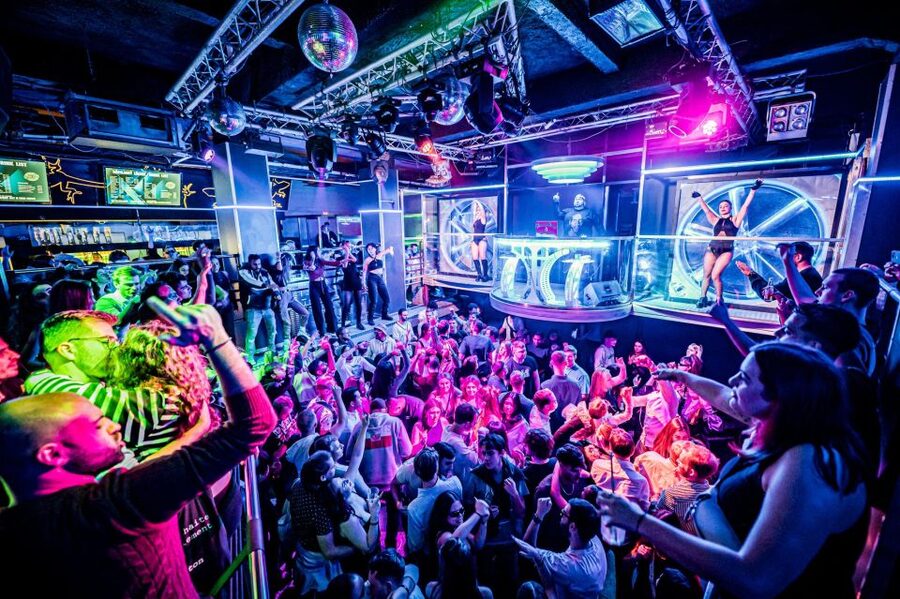 Prague: Entry ticket to Ice Pub Prague with Nightclub Option - What to wear for a comfortable visit