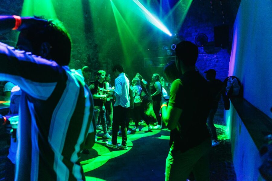 Prague: Pub Crawl with Unlimited Drinks & 5-floor Club Entry - Group size, communication, and guide quality