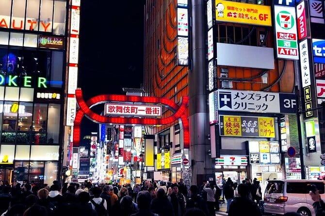[Private]Shinjuku Golden Gai Bar Hopping w/ Japanese Local Guide - Walking through Kabukicho after dark
