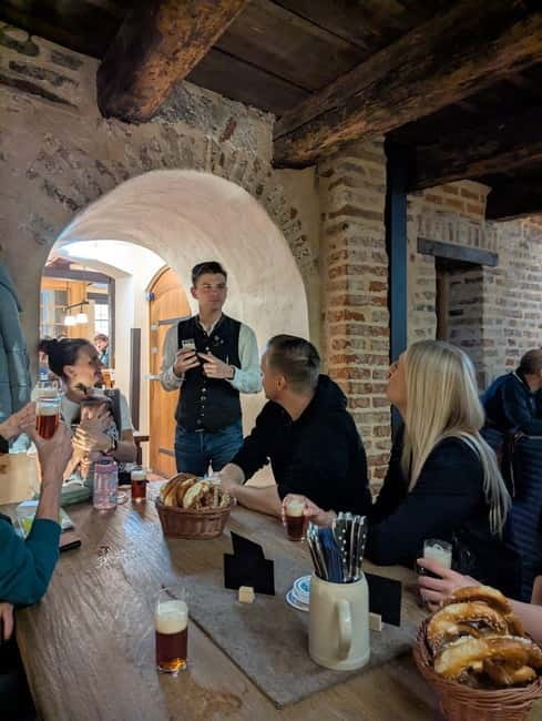 Pub crawl incl. Oktoberfest museum guided tour with beer tasting (private) - Hofbräuhaus brings the famous Munich stop