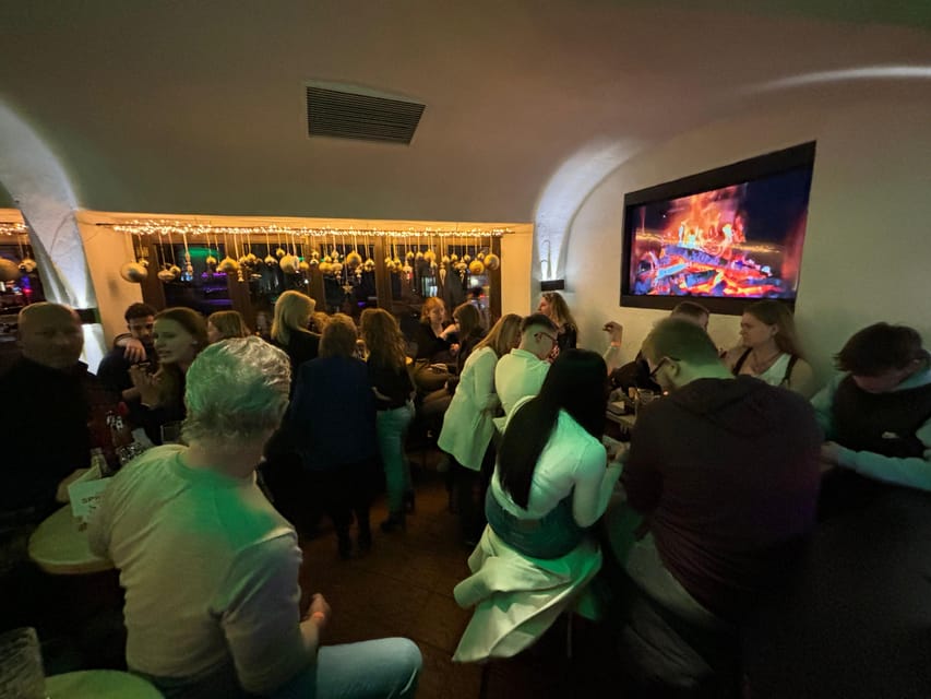 Pub crawl incl. Oktoberfest museum guided tour with beer tasting (private) - Beer tasting with pretzels in a historic setting