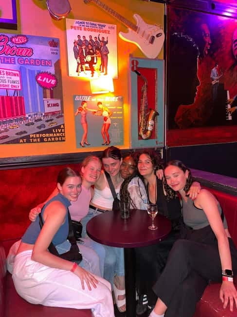 Pub Crawl Paris: Drink, Laugh, Meet the World - The first free shot and the group icebreakers