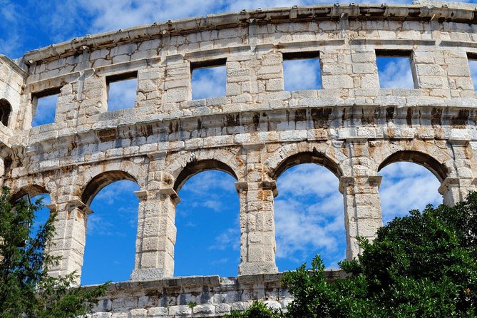 Pula Pub Crawl - The optional club finish costs €6