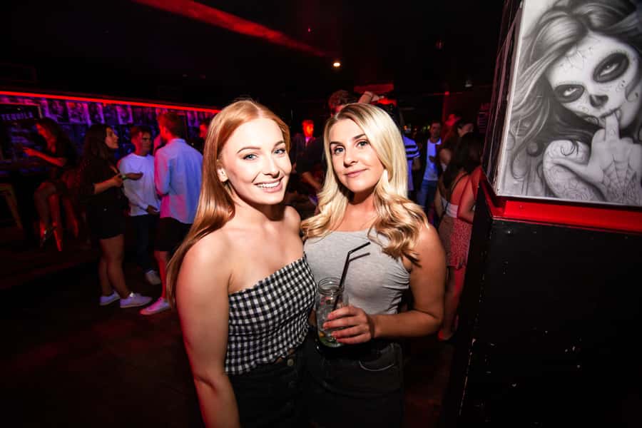Queenstown: Bar Crawl with 5 Free Shots and Pizza - Key points at a glance