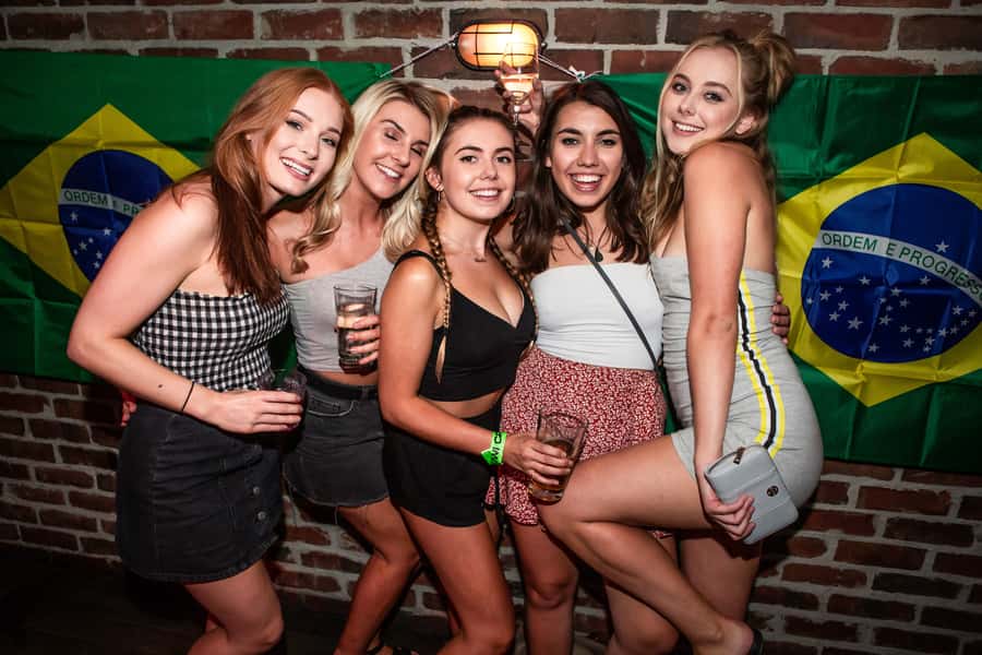 Queenstown: Bar Crawl with 5 Free Shots and Pizza - Starting at The London Bar at 9 PM