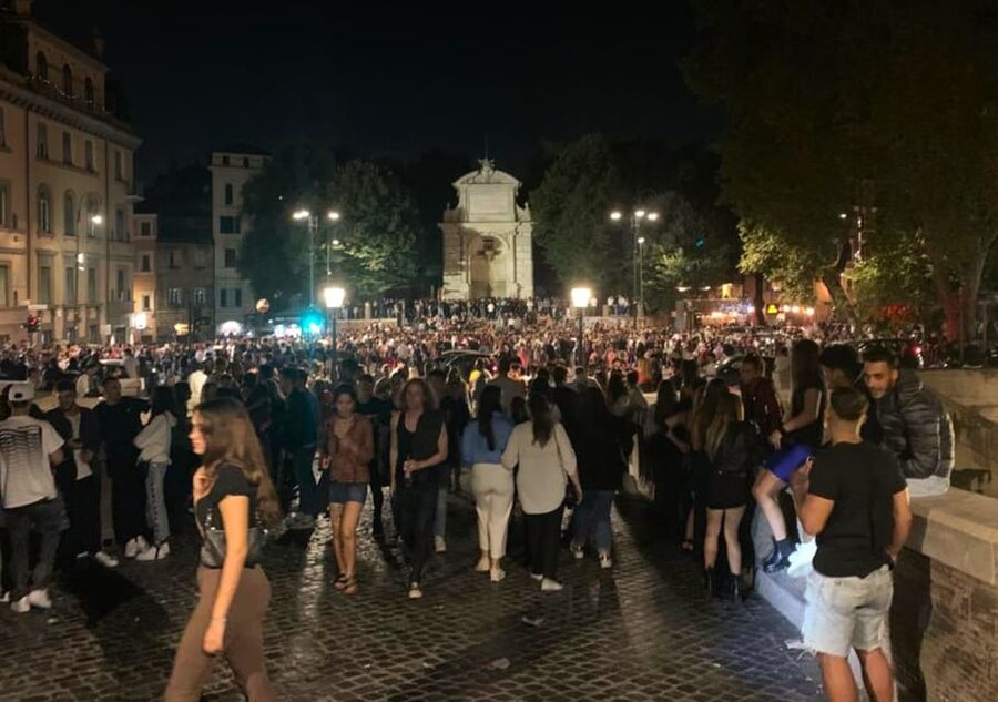 Rome: Guided Bar Crawl in Trastevere - First bar: drinks, introductions, and games