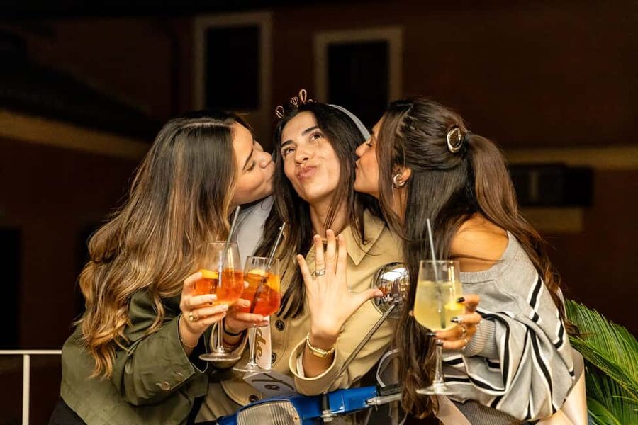 Rome: Nightlife Tour & Guided Bar Crawl with Games & Karaoke - From cozy bars to Piazza Venezia