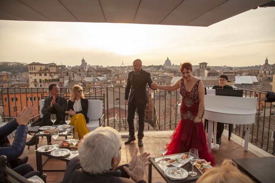 Rome: Rooftop Bar Opera Show - Opera above Piazza Navona