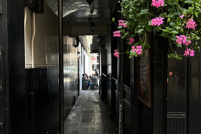 Royal Historic Pubs Walking Guided Tour in London - Why the guide matters so much