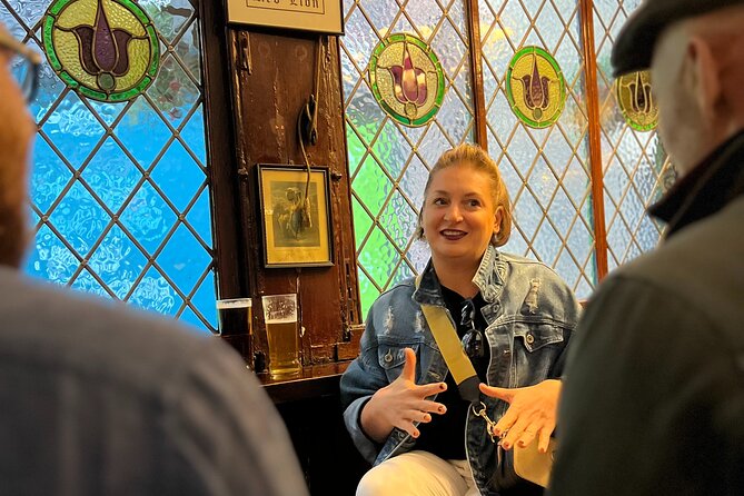 Royal Historic Pubs Walking Guided Tour in London - The walking pace and practical route