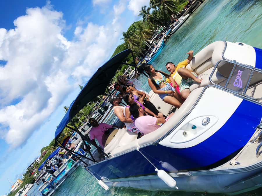 San Andres: Private Boat Trip with Tiki Bar & Rose Cay Stops - A private way to see San Andrés from the water