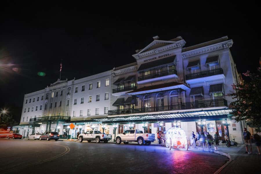 San Antonio: Spirits & Spirits Haunted Pub Crawl - The Majestic Theater and the final ghostly setting
