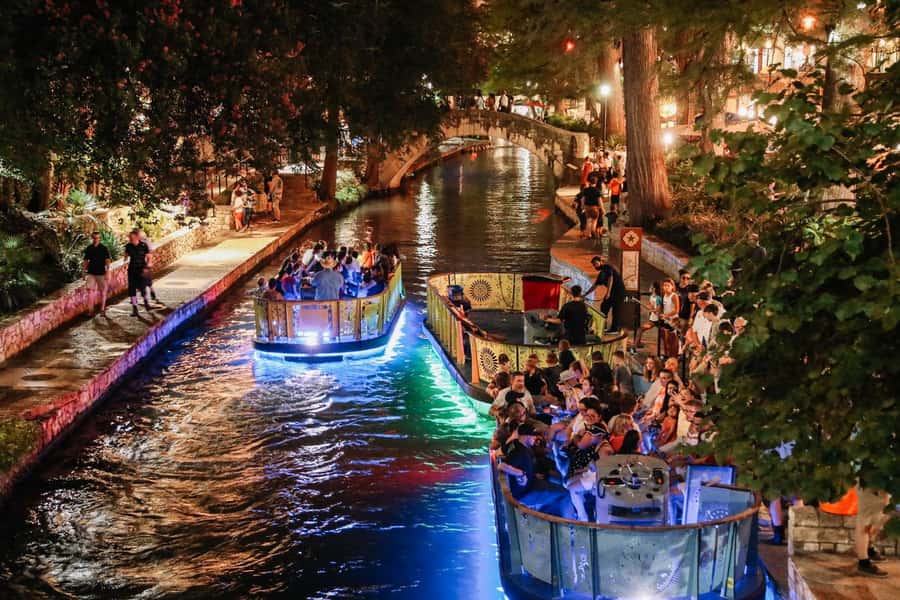 San Antonio: Spirits & Spirits Haunted Pub Crawl - Starting with a drink at the Crockett Hotel