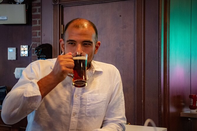 San Diego Small-Group Gaslamp History Tour Pub Crawl - A history walk with a drink in hand