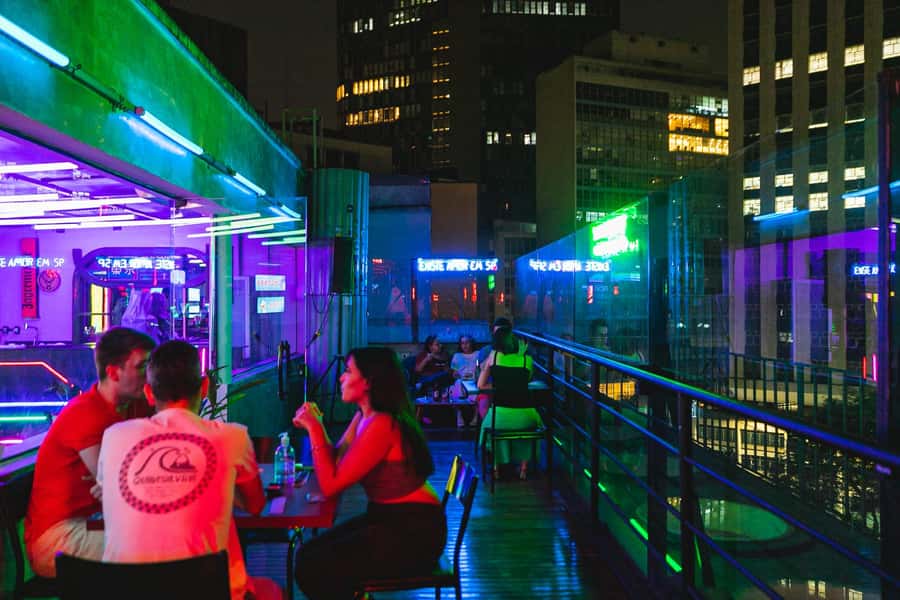 São Paulo: Nightlife Extravaganza Tour with Rooftop Bars - What the guide adds to the evening