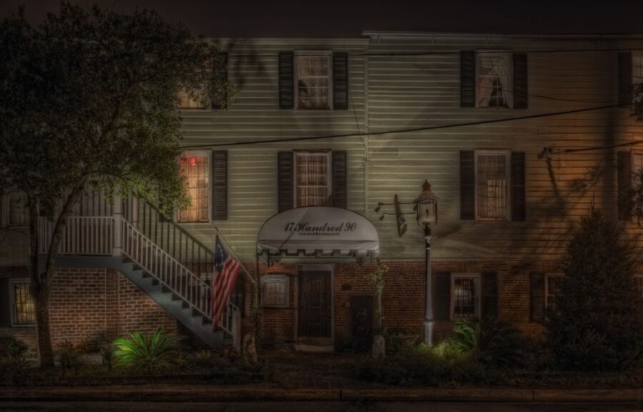Savannah: Haunted Pub Crawl - Meeting at the King’s Guard Statue