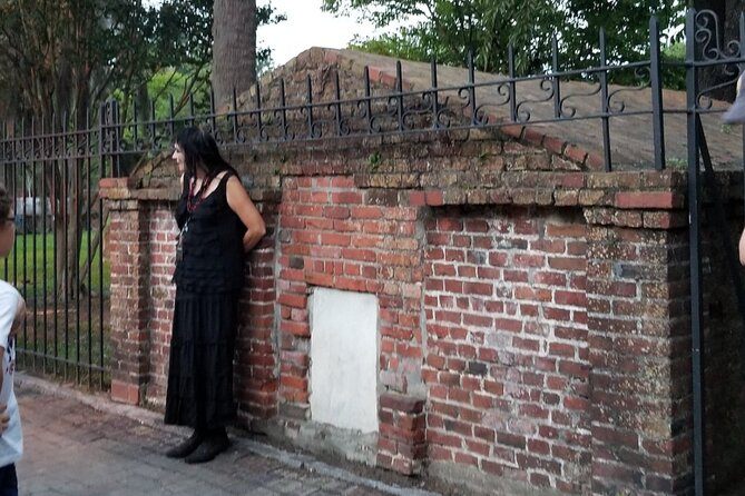 Savannah Haunted Pub Crawl Walking Tour - The Marshall House and its Civil War hospital past