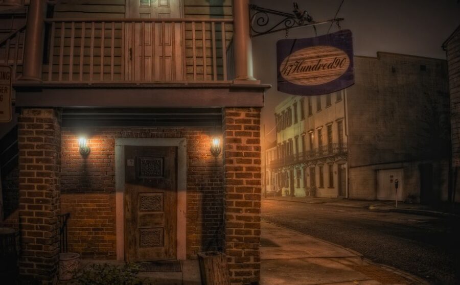 Savannah: Haunted Pub Crawl - Walking Savannah after sunset