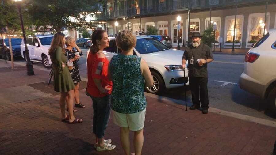 Savannah: Pub Crawl and Ghost Tour - Starting the night in Madison Square