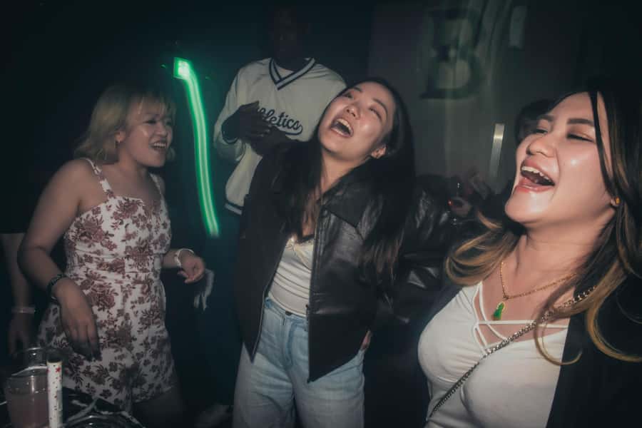 Seoul: Premium Pub Crawl with Open Bottles - Hosts make the biggest difference