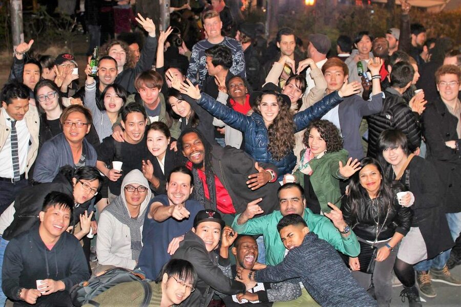Seoul: Pub Crawl - The first bar: time to find your group