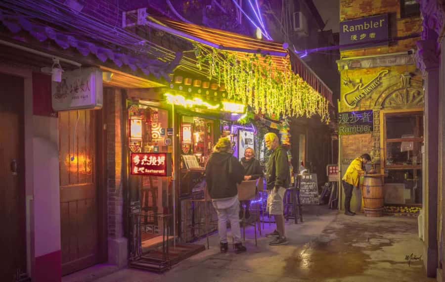 Shanghai: 4-Hour Nightlife Adventure & Tasting Bike Tour - The jazz bar and Shanghai’s international past