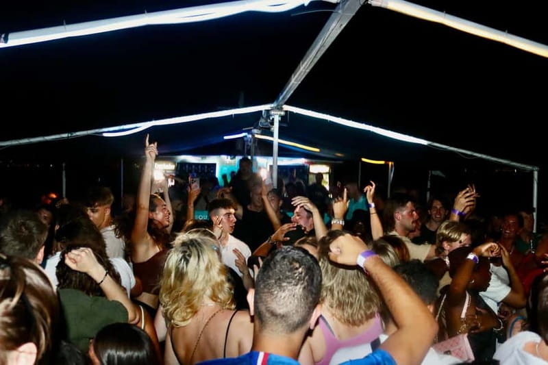 Split: Boat Crawl with Nightclub Access, Shots, & Boat Party - How the night compares with a normal bar crawl