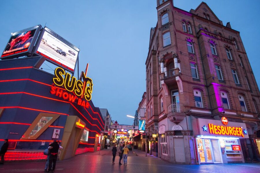 St. Pauli Nightlife Tour with Drag Queen in German - Olivia Jones’ Dollhouse and the evening finale