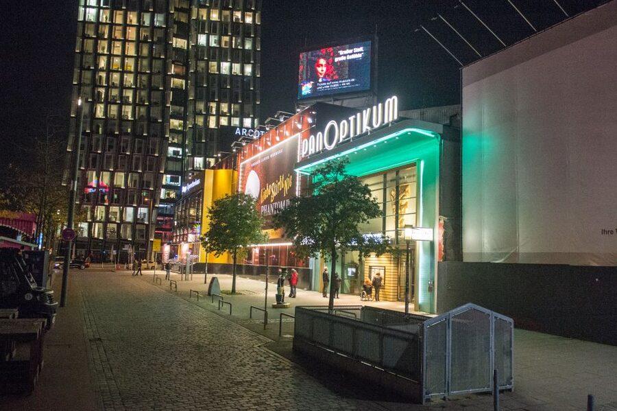 St. Pauli Nightlife Tour with Drag Queen in German - The humor, language, and group atmosphere