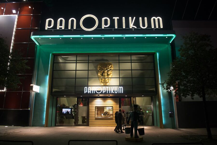 St. Pauli Nightlife Tour with Drag Queen in German - What the $41 price buys you