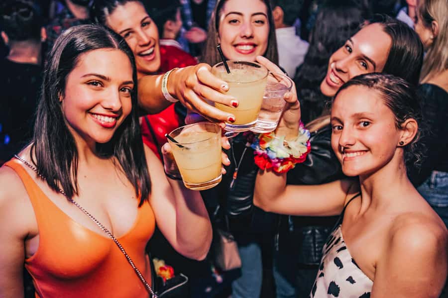 Sydney: Big Night Out Pub Crawl with Local Party Hosts - Finishing at Side Bar