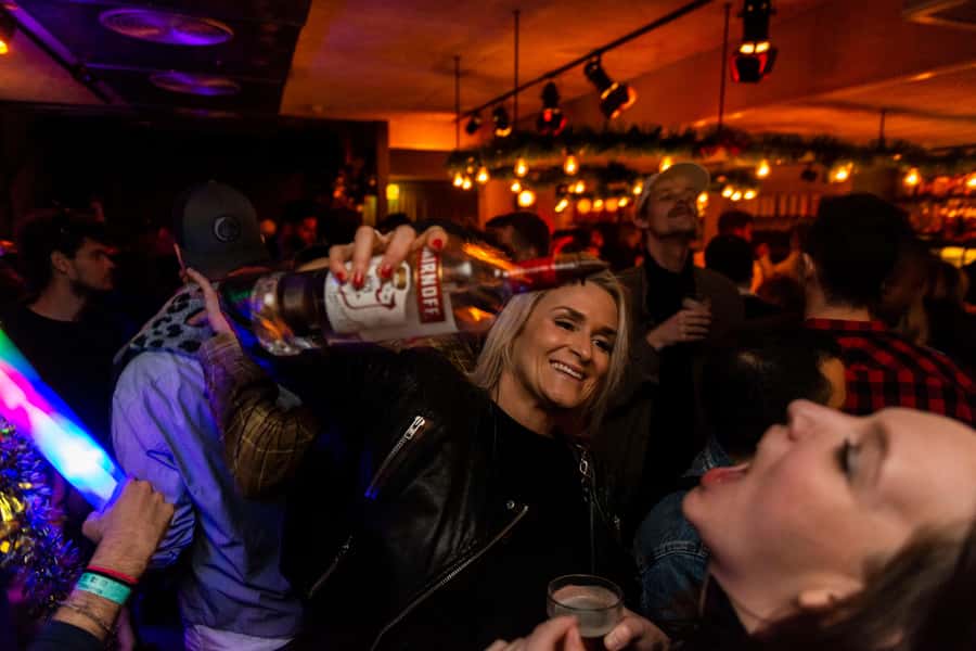 Tel Aviv: Pub Crawl with 4 Stops and Free Shots - Starting with a beer at 180 boutique hostel