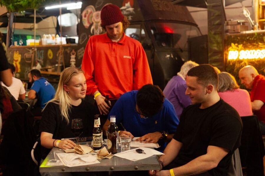The Biggest Pub Quiz in Valencia - Prizes, giveaways, and the final score