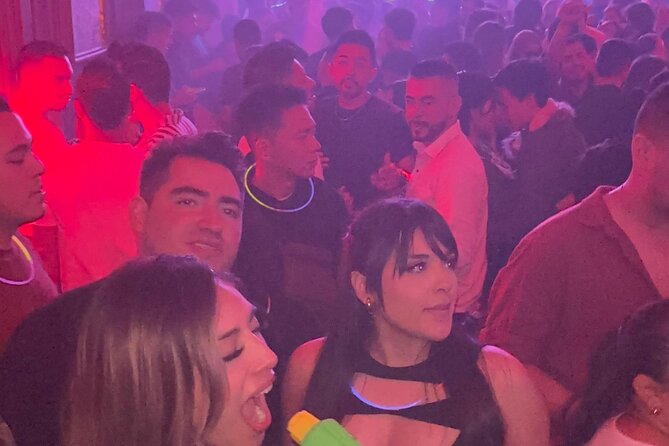 Theatron Party-Tour, 20 Clubs, Map, cocktail, bottle, After-party - What the 150,000 COP package includes