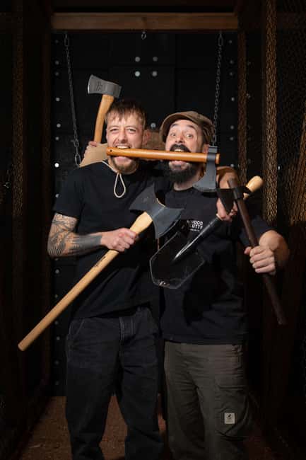 Throw axes & enjoy drinks in Cologne's first axe-throwing bar - Why axe throwing works for a Cologne night out