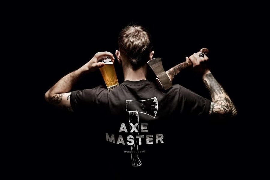 Throw axes & enjoy drinks in Cologne's first axe-throwing bar - Your first minutes: safety, stance, and the first throw