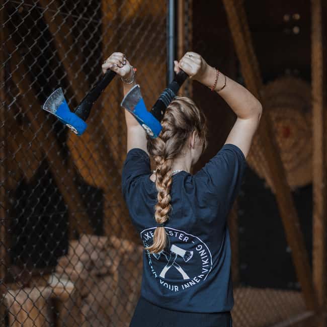 Throw axes & enjoy drinks in Cologne's first axe-throwing bar - Practical details before you arrive