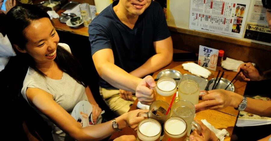 Tokyo: Enjoy Tokyo's Nightlife in Shinjuku - The Snack Bar, a sofa, and a different kind of nightlife