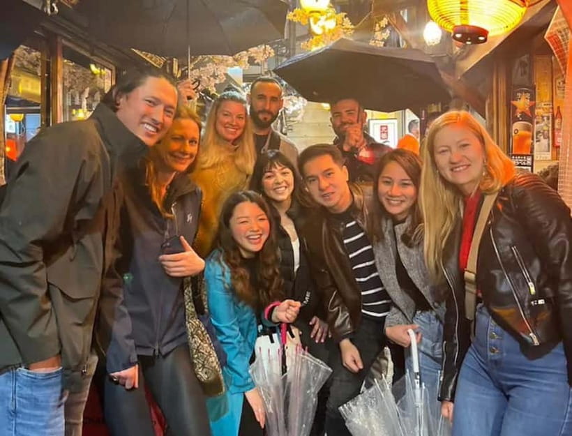 Tokyo: Shinjuku Bar and Izakaya Hopping Tour - The first stop: a casual bar with local character