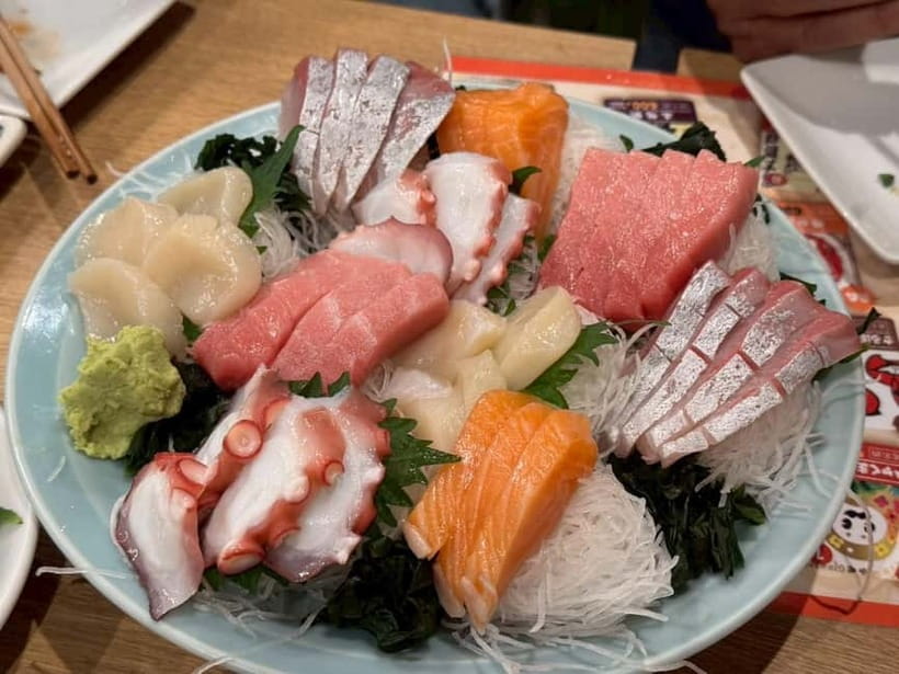 Tokyo: Shinjuku Golden Gai Bar Hopping Night Tour - The guide style and its limits
