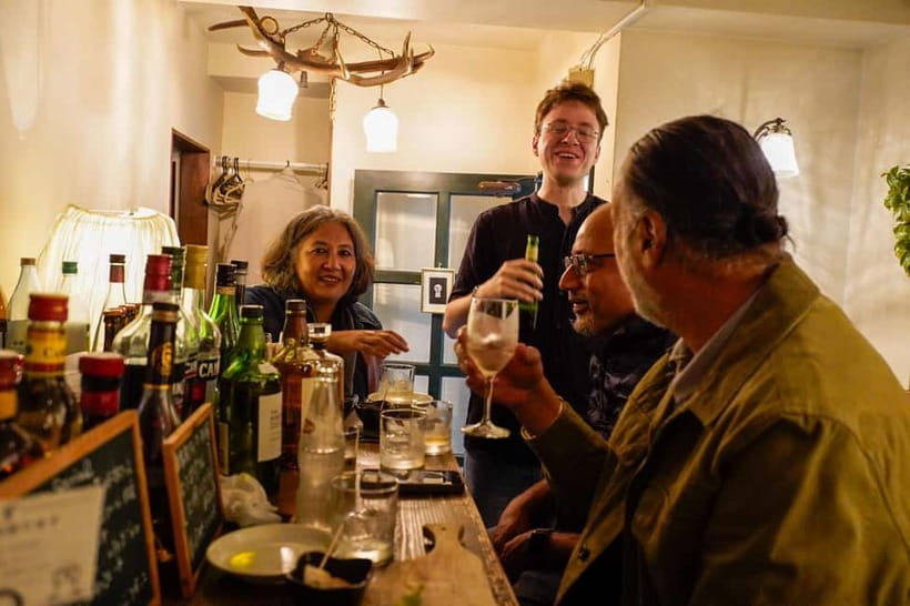 Tokyo: Shinjuku Golden Gai Bar Hopping Night Tour - Who should book this night walk