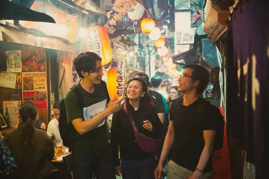 Tokyo: Shinjuku Izakaya and Golden Gai Bar Hopping Tour (2h) - Kabukicho by Neon Light